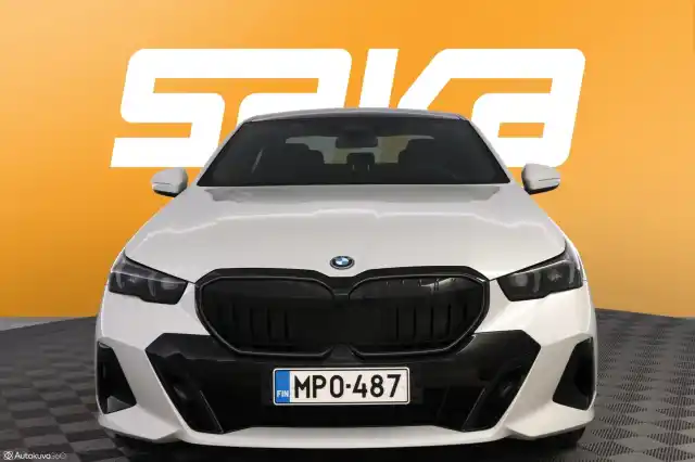Valkoinen Sedan, BMW 550 – MPO-487