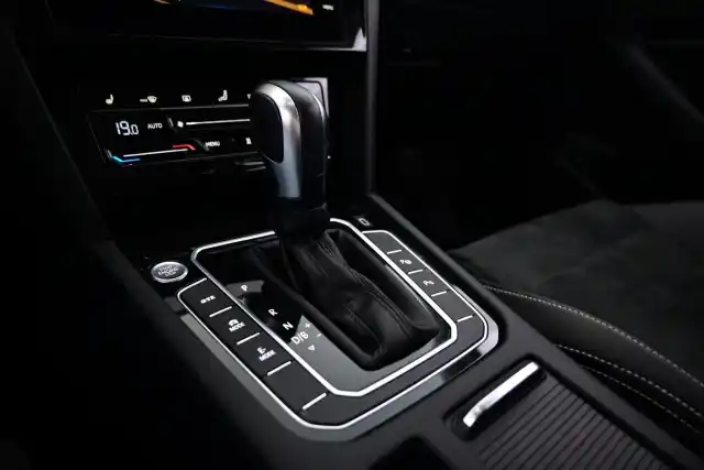Valkoinen Farmari, Volkswagen Passat – MPO-528