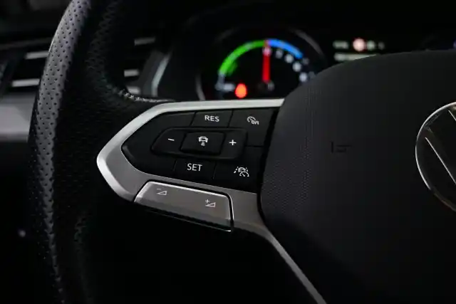 Valkoinen Farmari, Volkswagen Passat – MPO-528