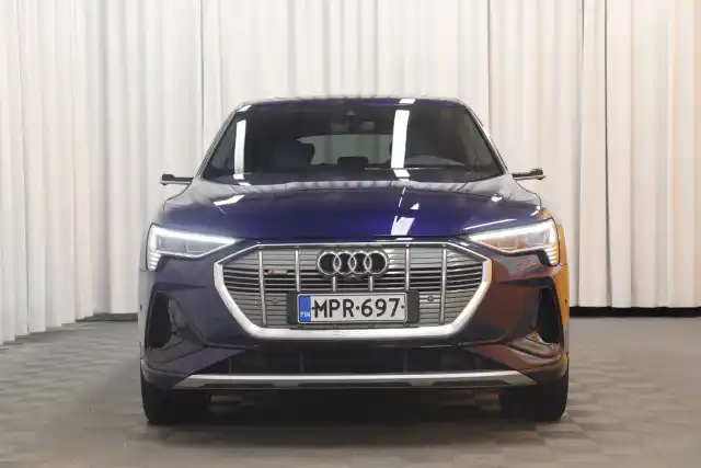 Sininen Maastoauto, Audi e-tron – MPR-697