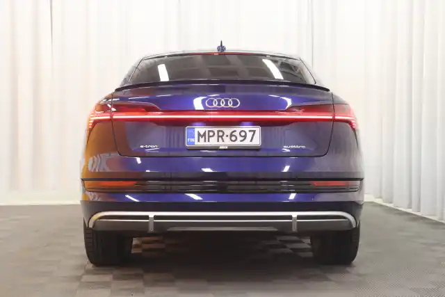 Sininen Maastoauto, Audi e-tron – MPR-697