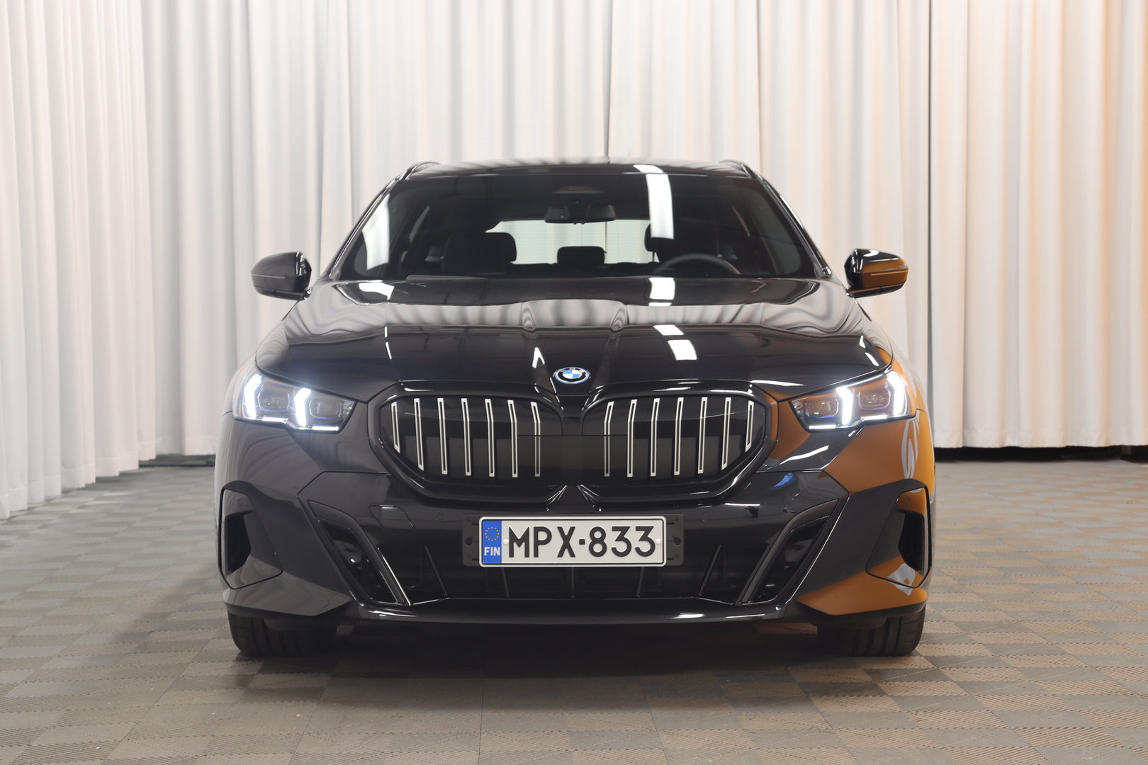 Musta Farmari, BMW 530 – MPX-833