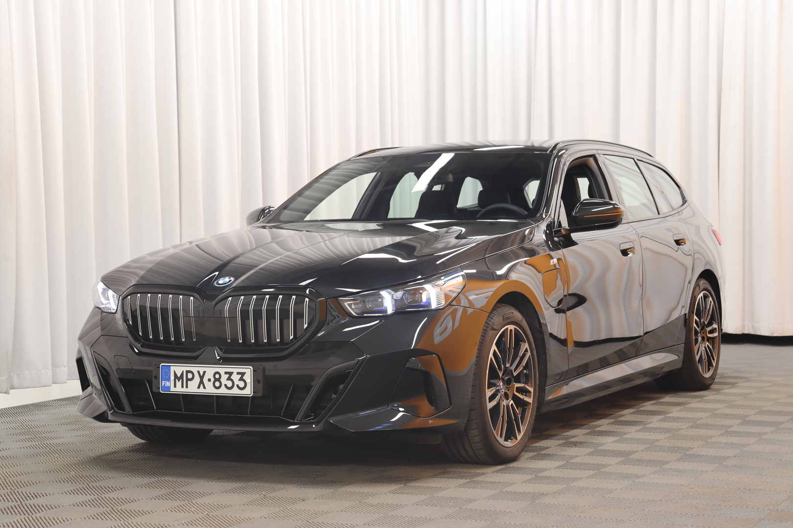 Musta Farmari, BMW 530 – MPX-833