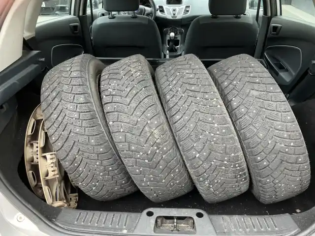 Harmaa Viistoperä, Ford Fiesta – MPZ-120