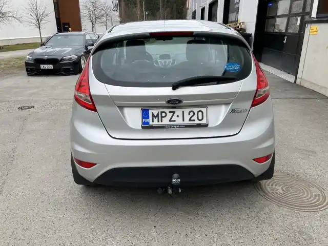 Harmaa Viistoperä, Ford Fiesta – MPZ-120