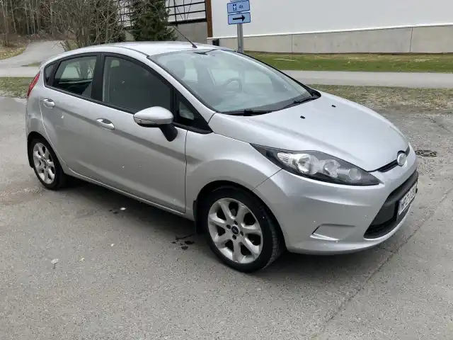 Harmaa Viistoperä, Ford Fiesta – MPZ-120