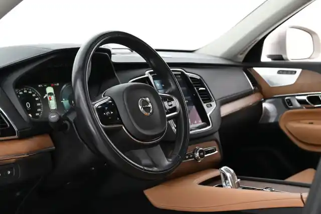 Beige Maastoauto, Volvo XC90 – MPZ-452