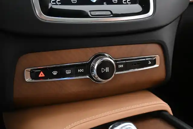 Beige Maastoauto, Volvo XC90 – MPZ-452