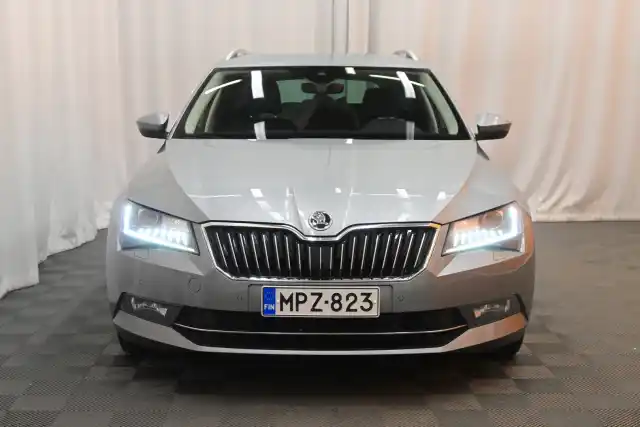 Harmaa Farmari, Skoda Superb – MPZ-823