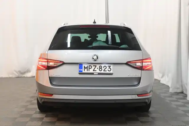 Harmaa Farmari, Skoda Superb – MPZ-823