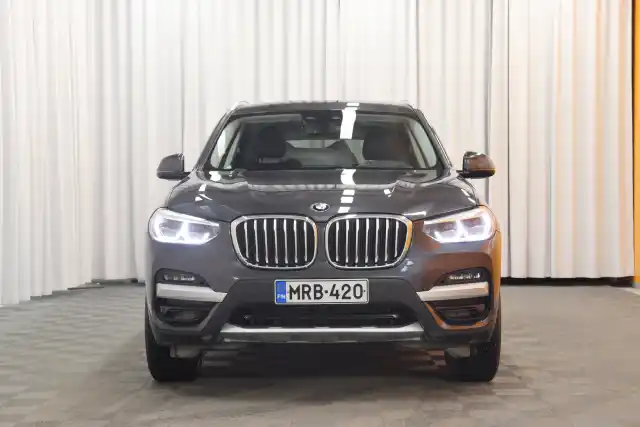 Harmaa Maastoauto, BMW X3 – MRB-420