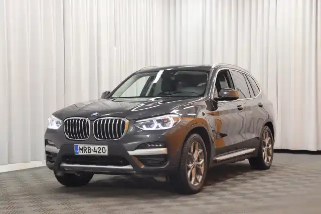 Harmaa Maastoauto, BMW X3 – MRB-420