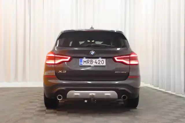 Harmaa Maastoauto, BMW X3 – MRB-420