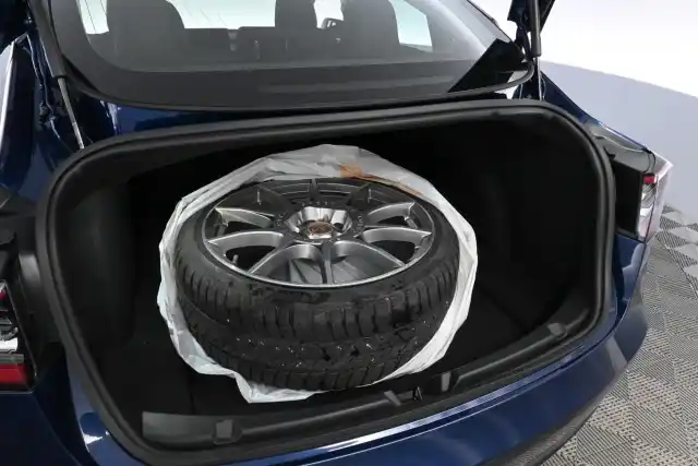 Sininen Sedan, Tesla Model 3 – MRE-660