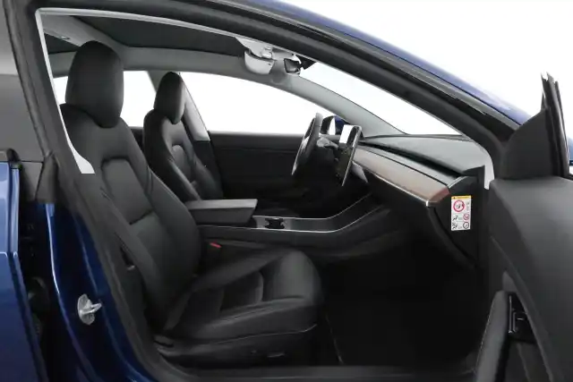 Sininen Sedan, Tesla Model 3 – MRE-660