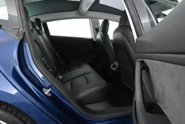 Sininen Sedan, Tesla Model 3 – MRE-660