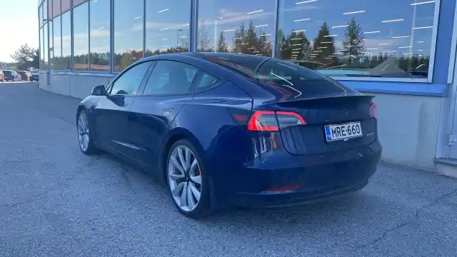 Sininen Sedan, Tesla Model 3 – MRE-660