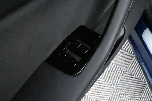 Sininen Sedan, Tesla Model 3 – MRE-660