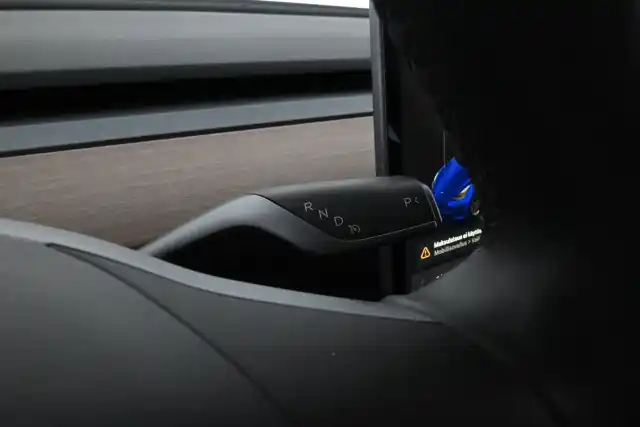 Sininen Sedan, Tesla Model 3 – MRE-660