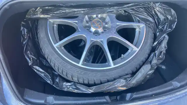 Sininen Sedan, Tesla Model 3 – MRE-660
