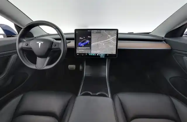 Sininen Sedan, Tesla Model 3 – MRE-660