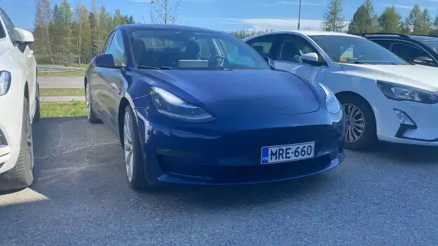 Sininen Sedan, Tesla Model 3 – MRE-660