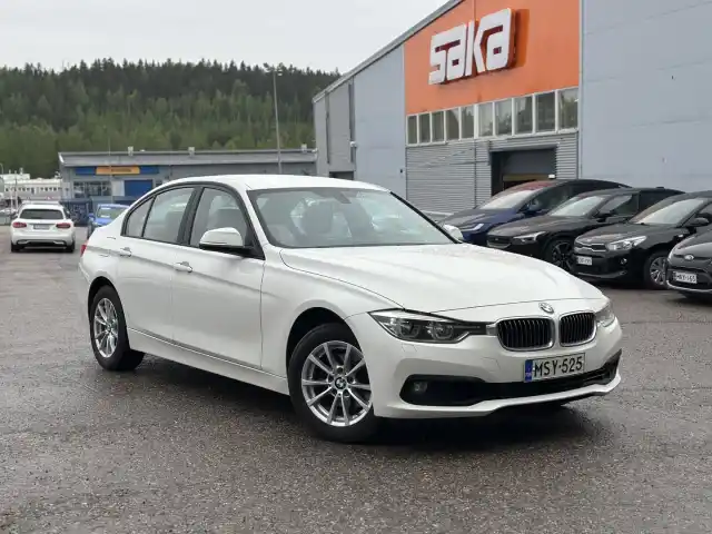 Valkoinen Sedan, BMW 320 – MSY-525