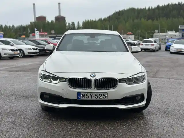 Valkoinen Sedan, BMW 320 – MSY-525