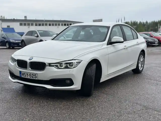 Valkoinen Sedan, BMW 320 – MSY-525