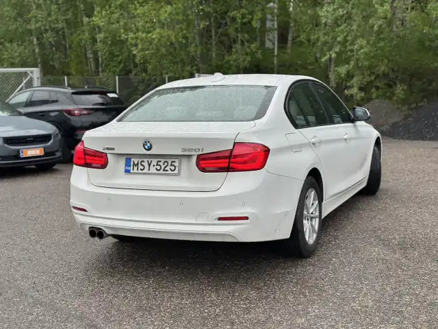 Valkoinen Sedan, BMW 320 – MSY-525