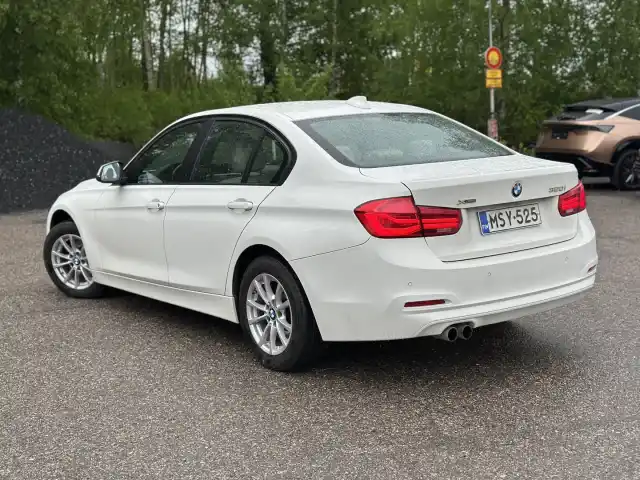 Valkoinen Sedan, BMW 320 – MSY-525