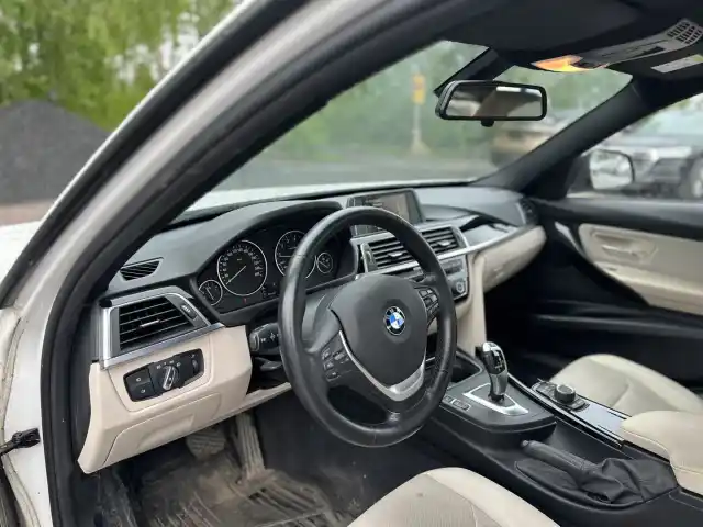 Valkoinen Sedan, BMW 320 – MSY-525