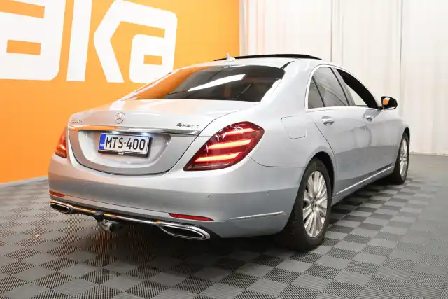 Harmaa Sedan, Mercedes-Benz S – MTS-400