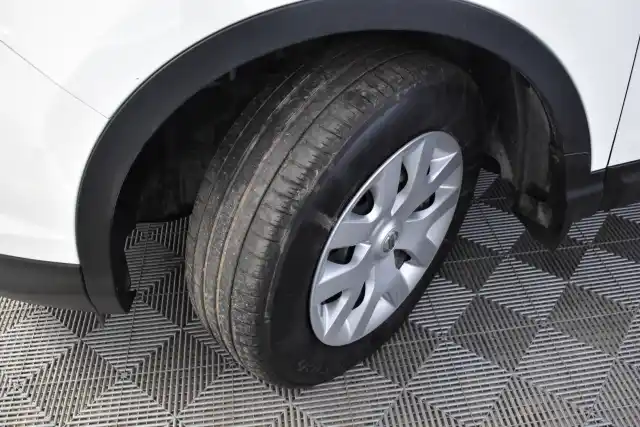 Valkoinen Maastoauto, Nissan Qashqai – MTZ-968