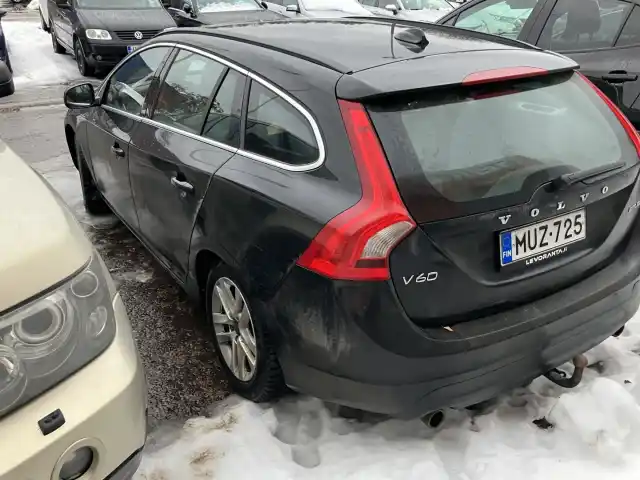 Musta Farmari, Volvo V60 – MUZ-725