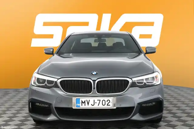 Sininen Sedan, BMW 530 – MVJ-702