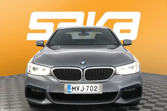Sininen Sedan, BMW 530 – MVJ-702