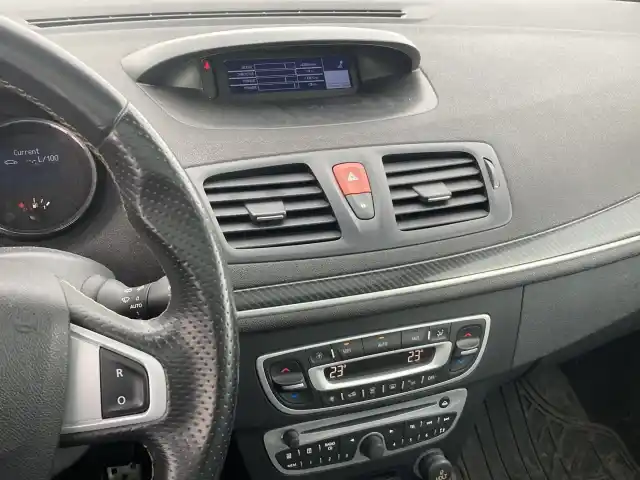 Valkoinen Coupe, Renault Megane – MVY-388