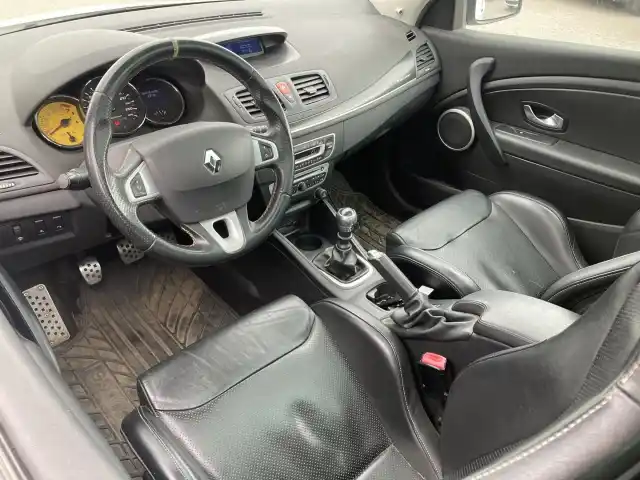 Valkoinen Coupe, Renault Megane – MVY-388