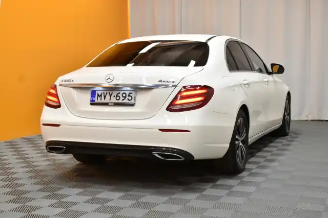 Valkoinen Sedan, Mercedes-Benz E – MVY-695