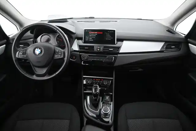 Valkoinen Tila-auto, BMW 216 – MXY-886