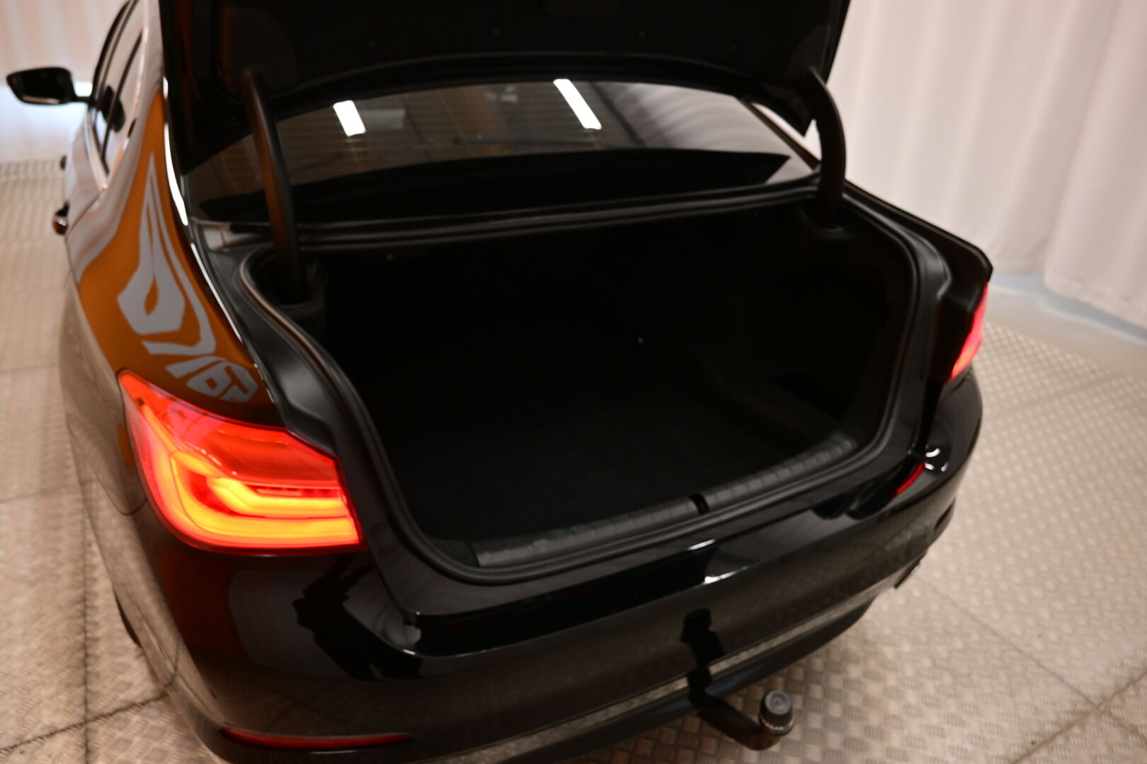 Musta Sedan, BMW 518 – MXZ-197