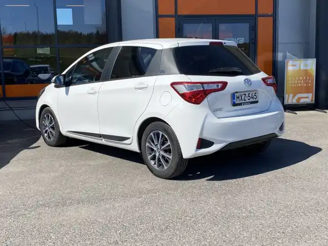 Valkoinen Viistoperä, Toyota Yaris – MXZ-545