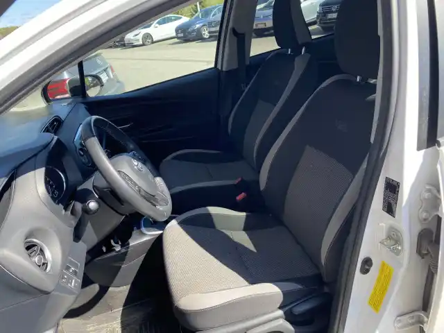 Valkoinen Viistoperä, Toyota Yaris – MXZ-545