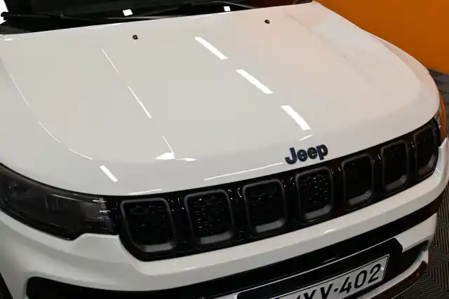 Valkoinen Tila-auto, Jeep Compass – MYV-402