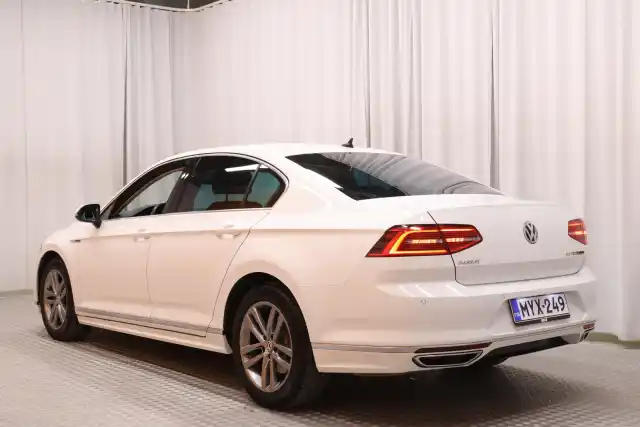 Valkoinen Sedan, Volkswagen Passat – MYX-249