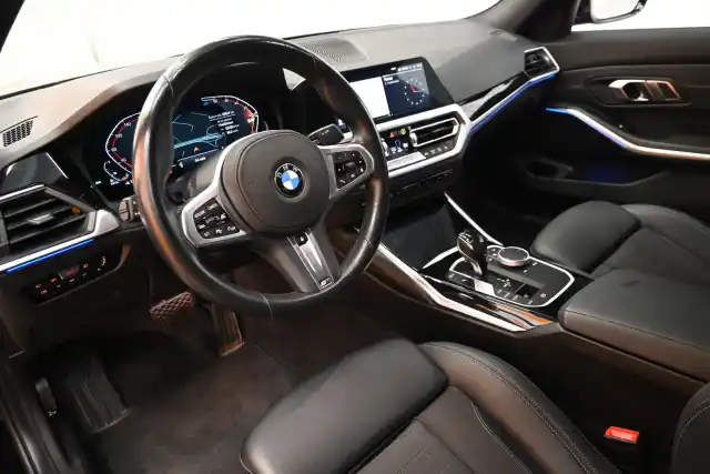Musta Sedan, BMW 320 – MYX-690