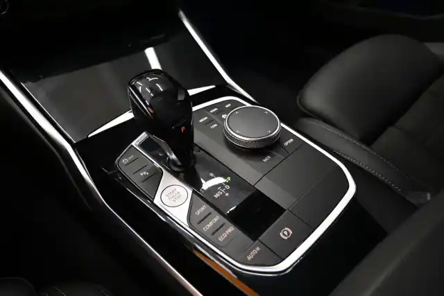 Musta Sedan, BMW 320 – MYX-690