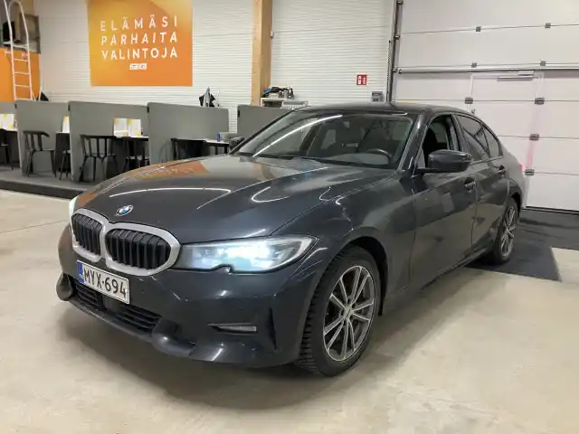 Musta Sedan, BMW 320 – MYX-694