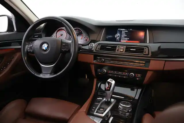 Harmaa Farmari, BMW 520 – MYX-821